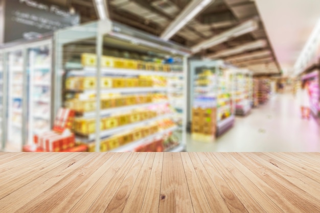 Interior de supermercado borrado