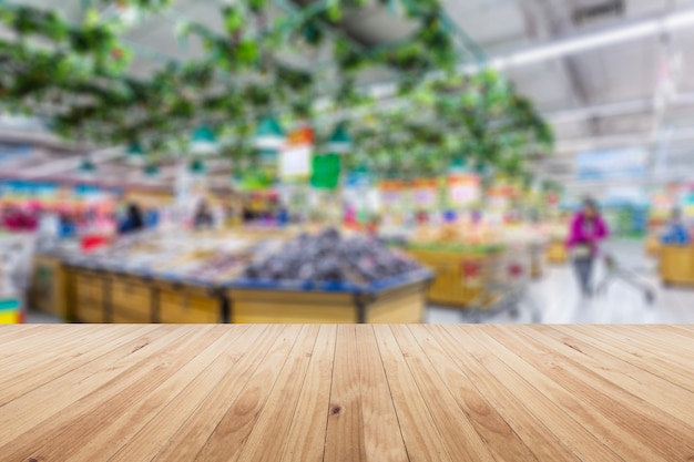 Interior de supermercado borrado