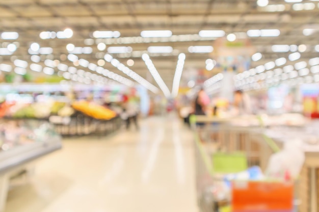 Interior de supermercado com produto de mercearia turva fundo desfocado com luz bokeh