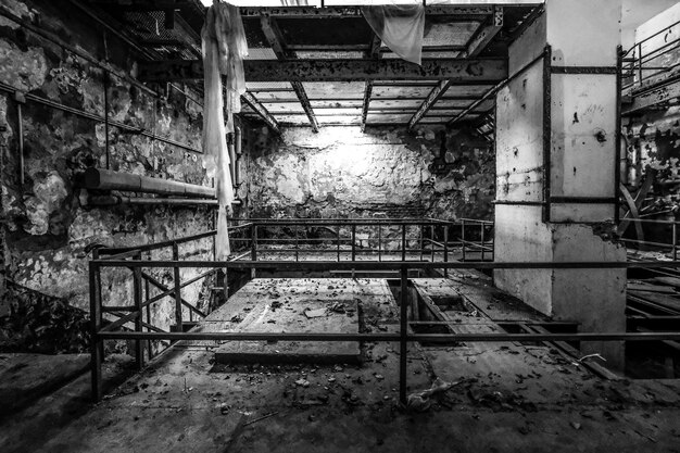 Foto interior de um antigo edifício abandonado