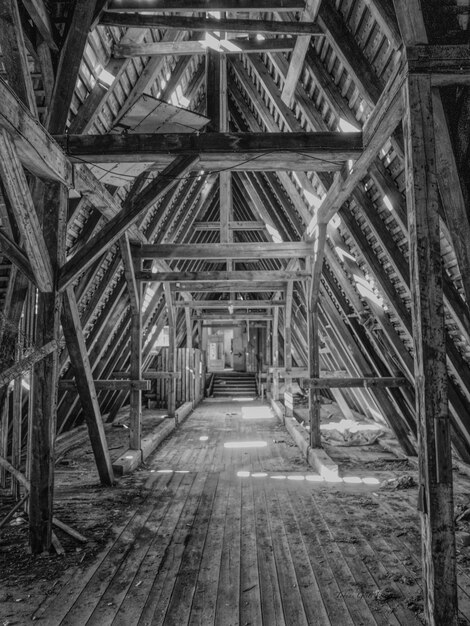 Foto interior de um antigo edifício de madeira