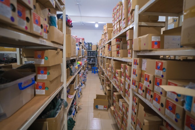 Interior de um armazém de acabamento industrial com muitas prateleiras com botão colorido