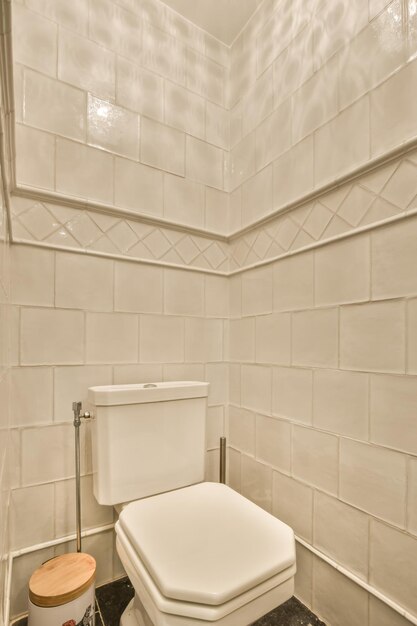 Interior de um banheiro em branco em uma casa moderna