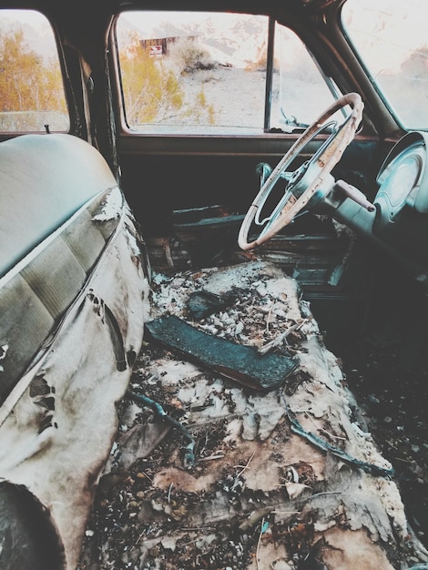 Foto interior de um carro abandonado