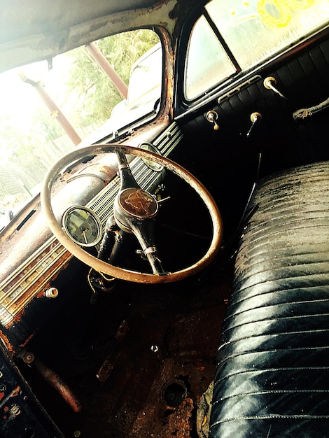 Foto interior de um carro abandonado