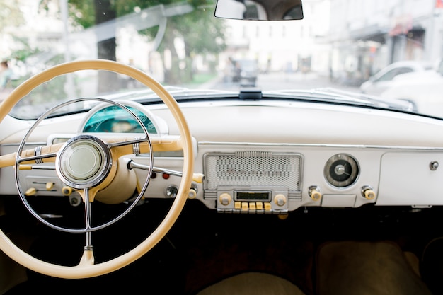 Interior de um carro antigo clássico. Carro velho