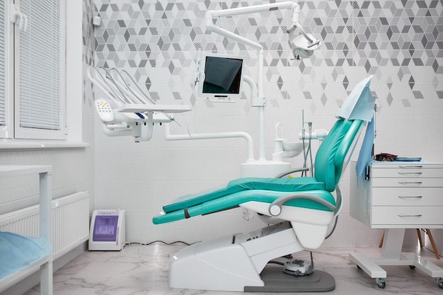 Interior de um consultório dentário e equipamentos especiais