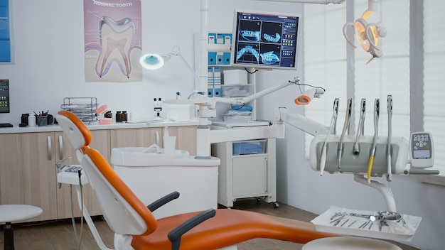 Interior de um consultório odontológico moderno equipado com imagens de raio-x dos dentes