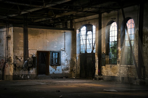 Foto interior de um edifício abandonado