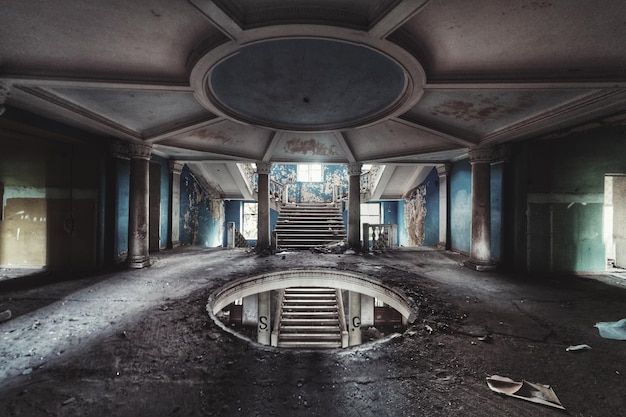 Foto interior de um edifício abandonado