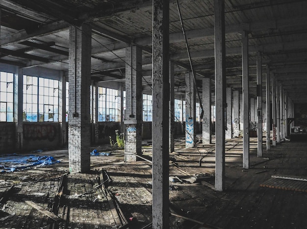 Interior de um edifício abandonado