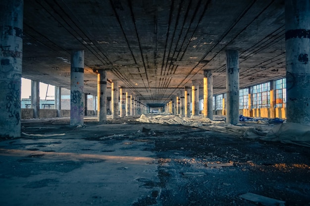 Interior de um edifício abandonado