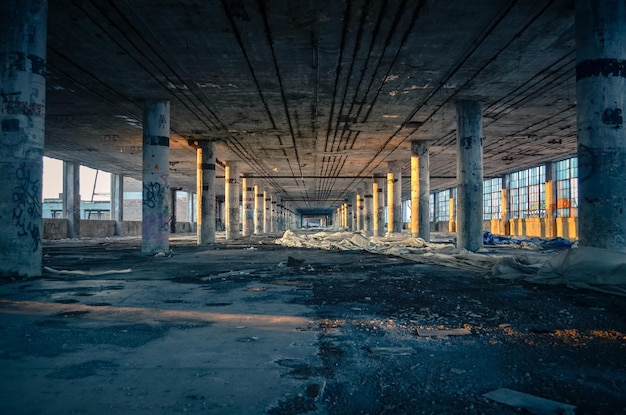 Foto interior de um edifício abandonado