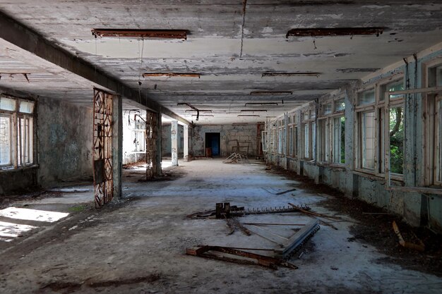 Foto interior de um edifício abandonado