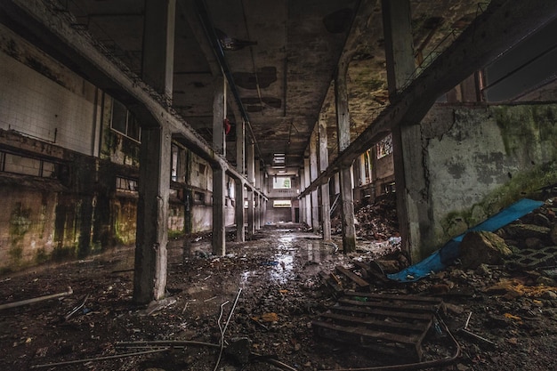 Foto interior de um edifício abandonado