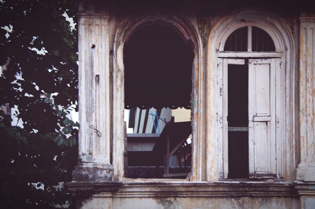 Foto interior de um edifício abandonado