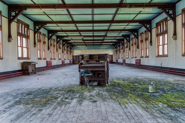 Foto interior de um edifício vazio