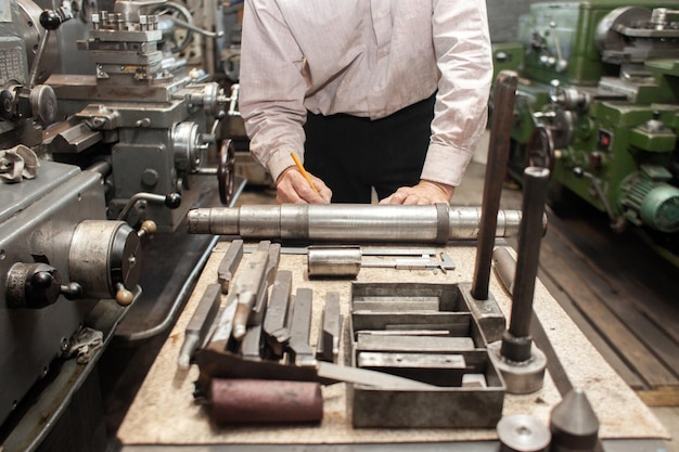 Interior de um equipamento de oficina de torneamento para corte e processamento de metal