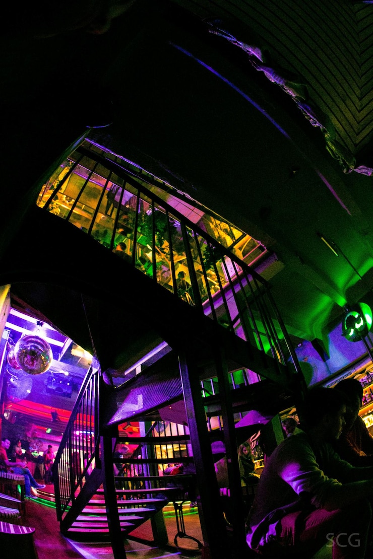 Foto interior de um hotel iluminado