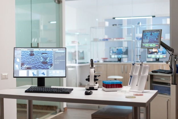 Interior de um laboratório de ciências vazio com equipamentos modernos preparados para inovação farmacêutica usando ferramentas de microbiologia de alta tecnologia para pesquisas científicas