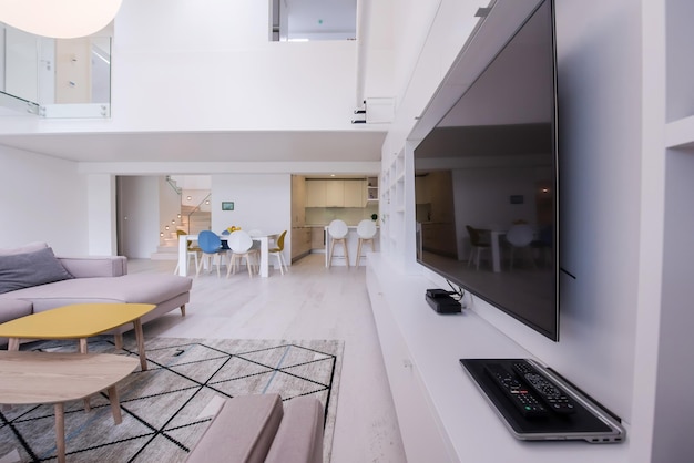 interior de um luxuoso e elegante apartamento de dois andares com design de espaço aberto moderno e paredes brancas