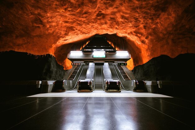 Foto interior de um metrô vazio e iluminado