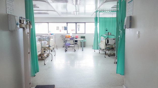 Foto interior de um quarto de hospital com vista para as camas