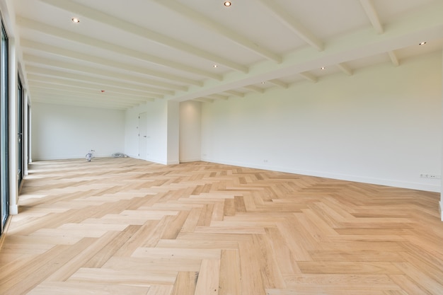 Interior de um quarto espaçoso em uma casa de luxo