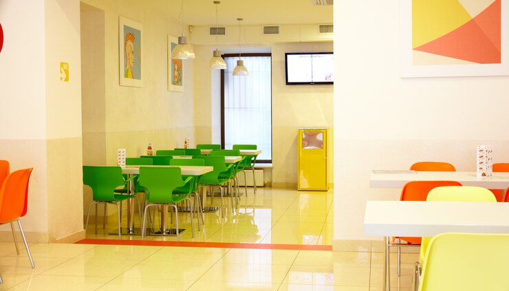Interior de um restaurante de fast food