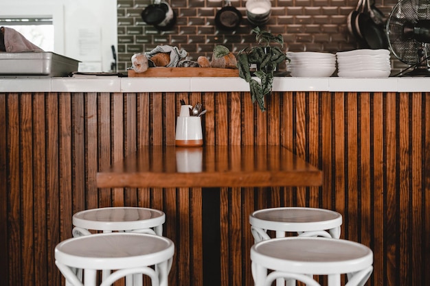 Interior de um restaurante e mesa com banquetes