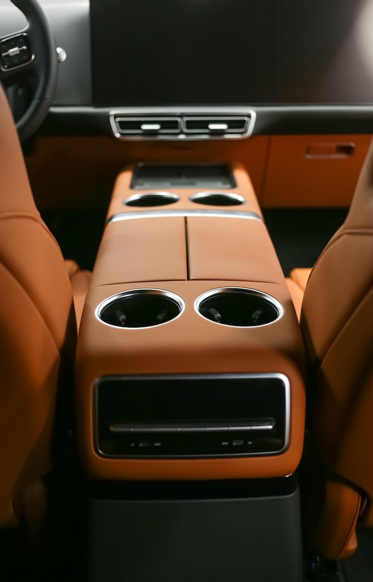 Foto interior de um suv detalhe lixiang l7 luxo volante de painel com logotipo e botões