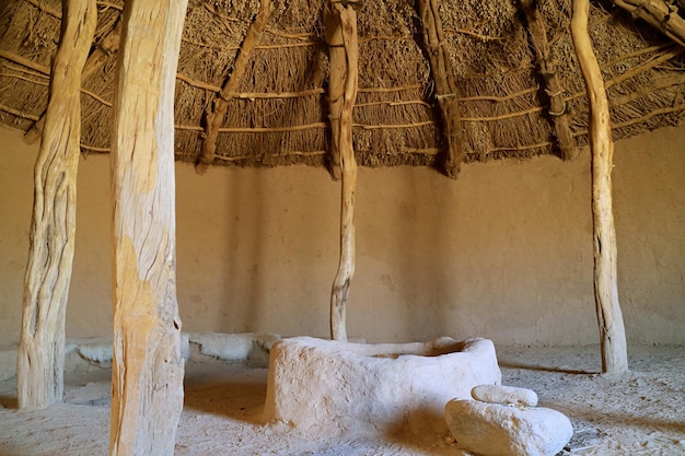 Interior de uma antiga cabana de lama circular reconstruída da vila de Tulor em San Pedro de Atacama Chile