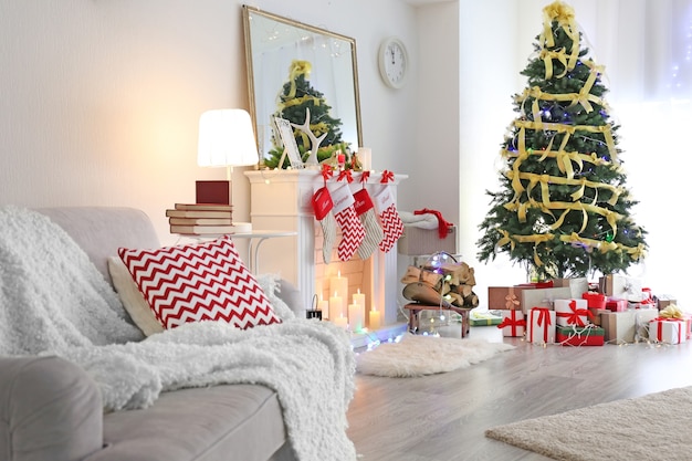 Foto interior de uma bela sala de estar com lareira decorada para o natal