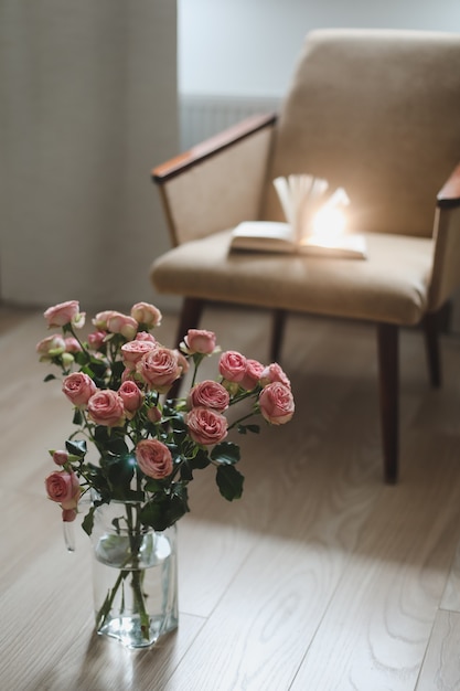 Interior de uma bela sala de estar decorada com flores