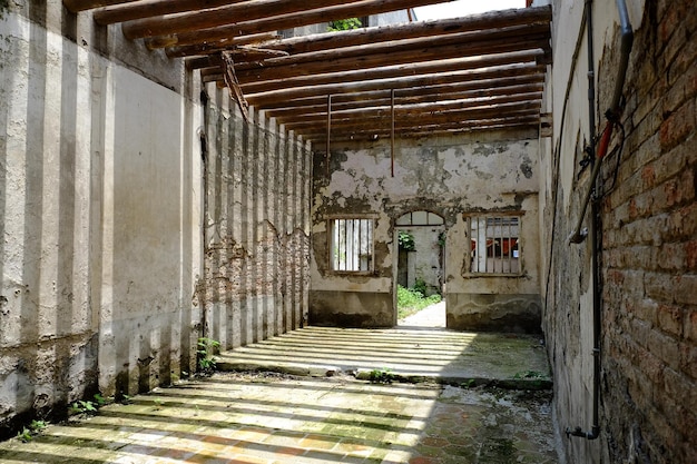 Interior de uma casa abandonada e danificada num dia ensolarado
