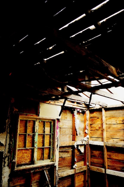 Foto interior de uma casa abandonada