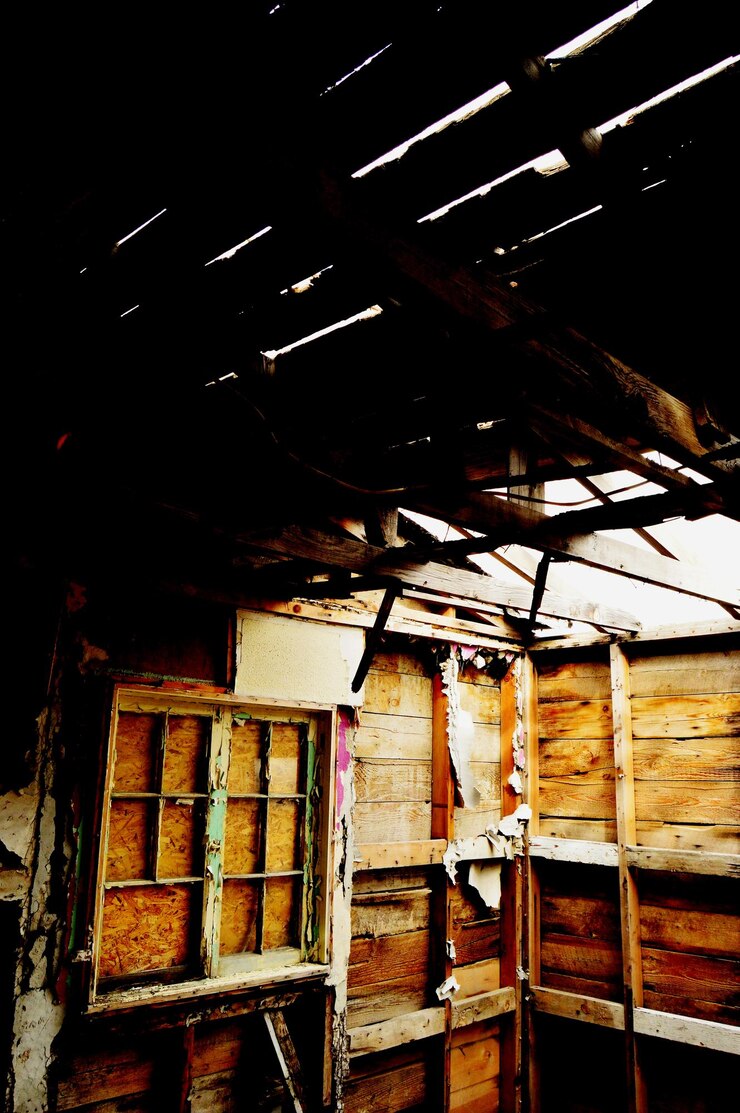 Foto interior de uma casa abandonada