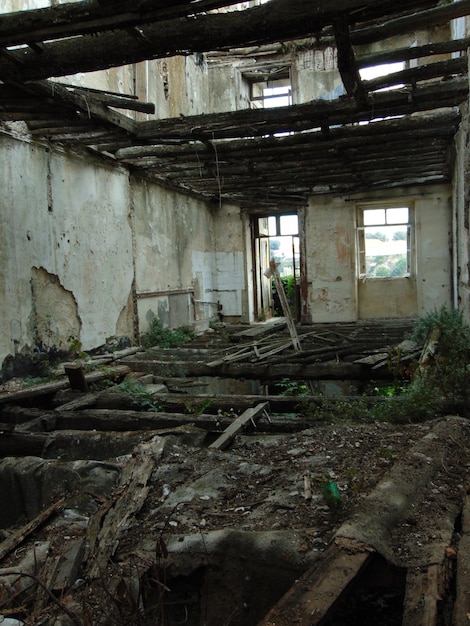 Foto interior de uma casa abandonada