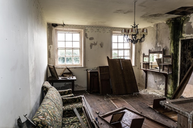 Foto interior de uma casa abandonada