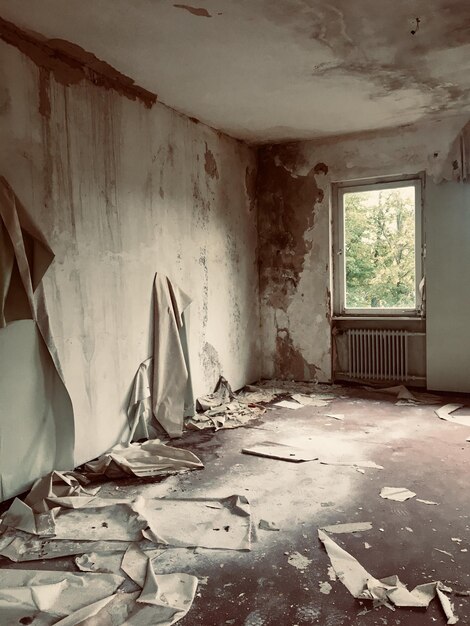 Foto interior de uma casa abandonada