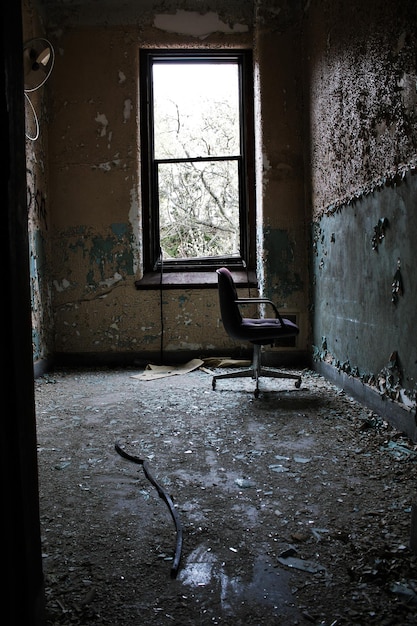 Foto interior de uma casa abandonada