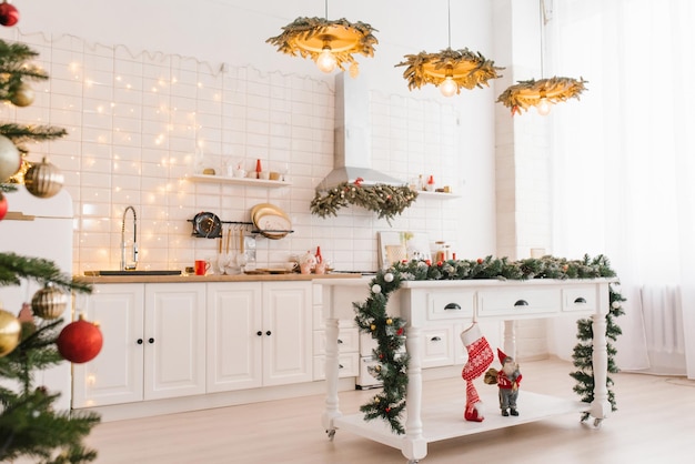 Interior de uma cozinha branca moderna na véspera de Natal em estilo escandinavo