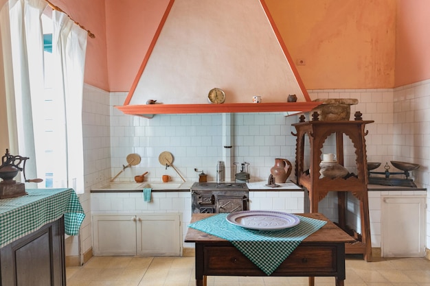 Interior de uma cozinha moderna em uma casa velha. Fuerteventura, Ilhas Canárias