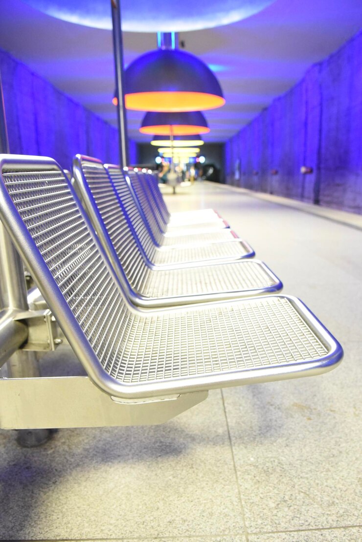 Foto interior de uma estação de metrô iluminada