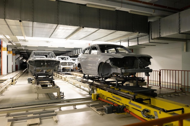 Interior de uma fábrica de automóveis