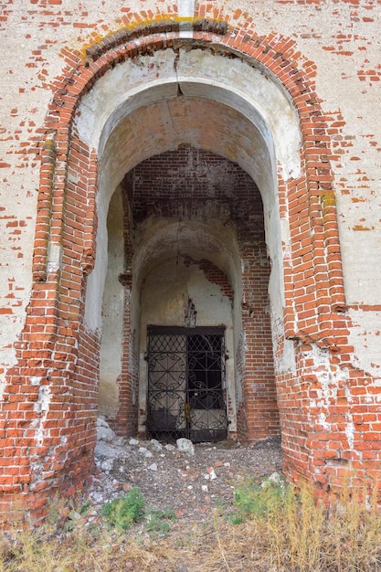 Foto interior de uma igreja abandonada de construção de tijolo vermelho abandonada