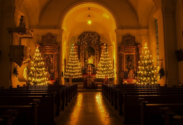 Interior de uma igreja com decorações de Natal