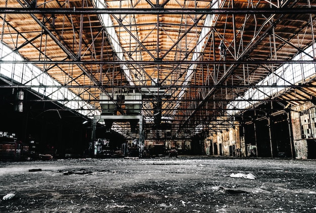 Interior de uma indústria abandonada