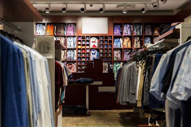 Interior de uma loja de roupas masculinas. Estilo e moda.