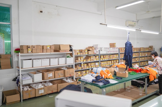 Interior de uma oficina para costurar roupas e têxteis retrato de costureira profissional